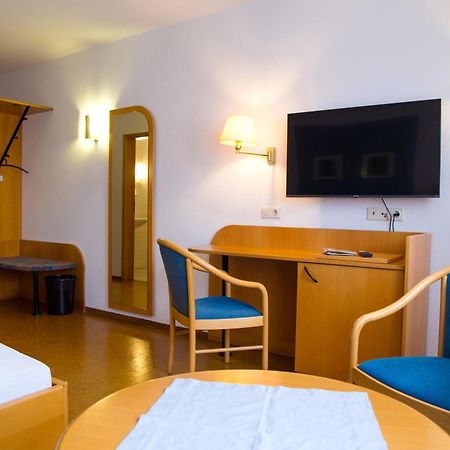 Hotel Zur Linde Gaedheim Bagian luar foto