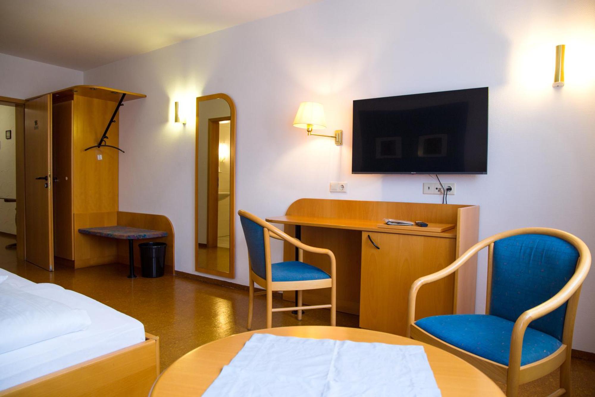 Hotel Zur Linde Gaedheim Bagian luar foto