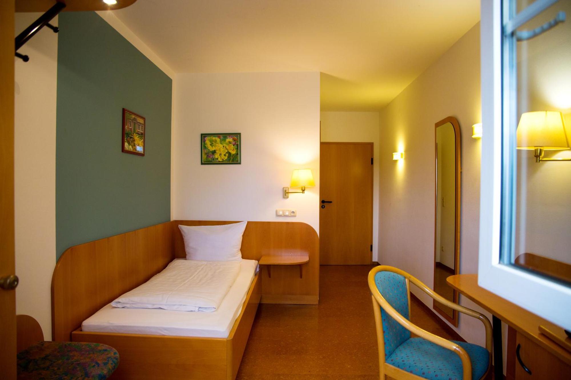 Hotel Zur Linde Gaedheim Bagian luar foto