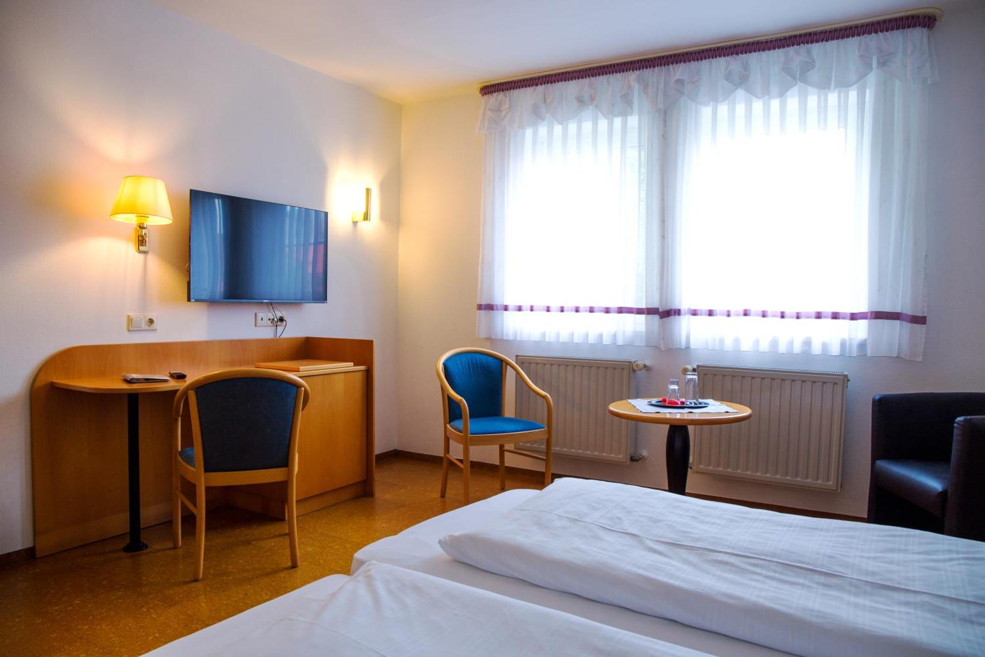 Hotel Zur Linde Gaedheim Bagian luar foto