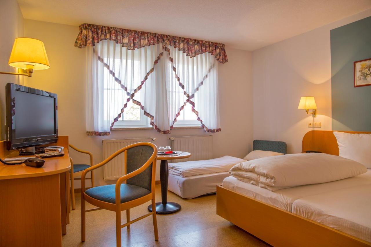 Hotel Zur Linde Gaedheim Bagian luar foto